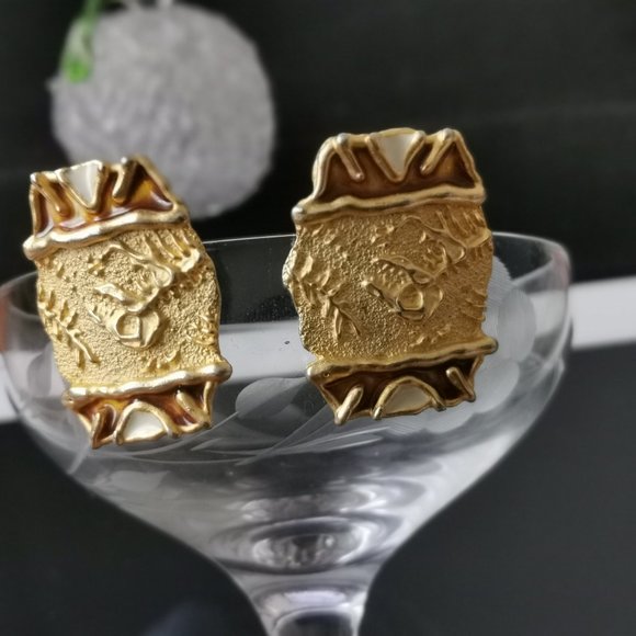 Vintage gold tone with enamel clip on earring - Picture 2 of 6